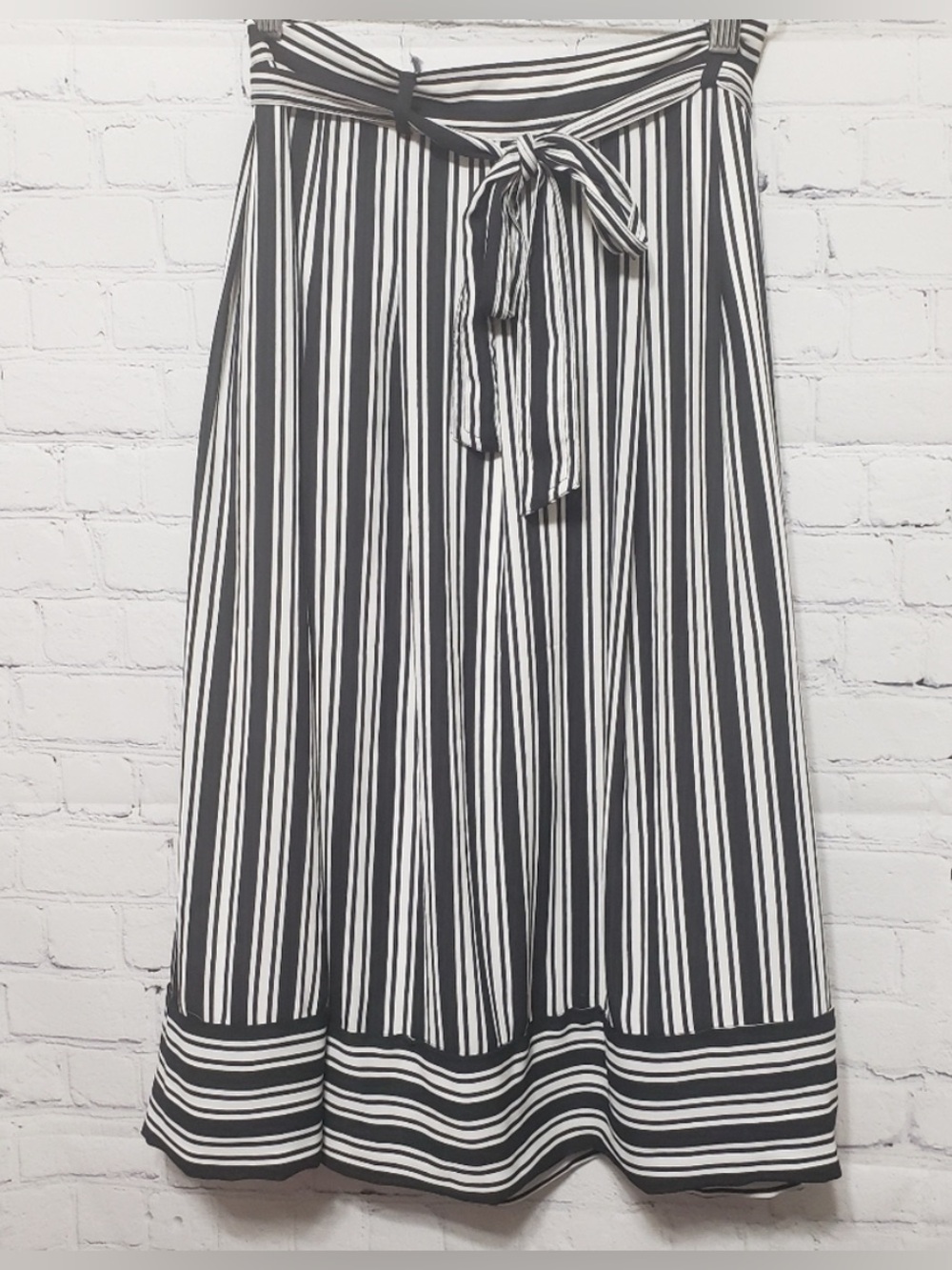 Banana Republic Black & White Striped , lined , A-Line Skirt with Waist Tie